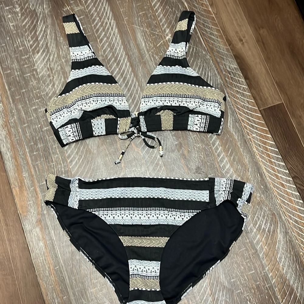 Ladies Time & Tru two piece swimsuit. Size XL (16-18)